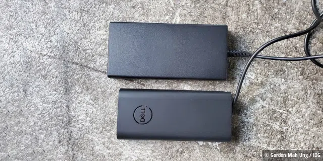 Die Entscheidung von Dell, einen leicht unterdimensionierten 130-Watt-USB-C-Power-Brick (unten) zu verwenden, war immer etwas umstritten. Neben einem kompakten 180-Watt-Brick aus einem MSI Creator 16 (oben).