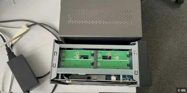 Das aufgeschraubte Gehäuse gibt die vier NVMe-SSD-Steckplätze der Asustor Lockerstor 2 Gen2 (AS6702T) frei.