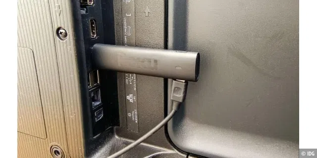Der Streaming-Stick wird in einem HDMI-Port eingesteckt