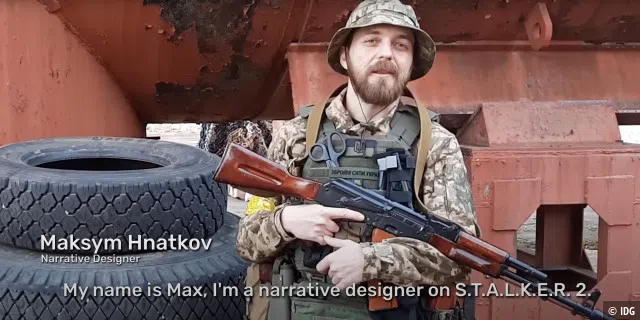 Für uns unvorstellbar, für Ukrainer seit Anfang des Jahres Realität: Junge Männer dienen in den Streitkräften im Kampf gegen Russland. Hier etwa Maksym Hnatkov, der als Narrative Designer die Geschichte von Stalker 2 schreibt. Er schreibt, wenn er kann.